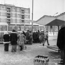 Autobus na przystanku