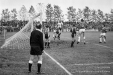 Bramkarz interweniuje