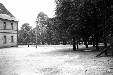 Ulica Browarna : plac przed budynkiem szkoły podstawowej