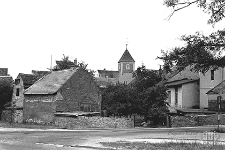 Ulica Browarna : wjazd od ulicy Dąbrowskiego z fragmentem jezdni na pierwszym planie