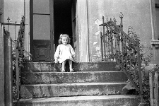 [Ulica Bieruta : dziewczynka siedząca na schodach]