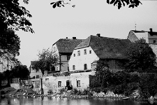 Ulica Dąbrowskiego : zabudowania mieszkalno-gospodarcze nad brzegiem stawu