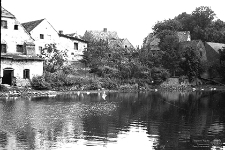 Ulica Dąbrowskiego : zabudowania mieszkalno-gospodarcze nad brzegiem stawu