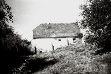 Ulica Dąbrowskiego : budynek na wzniesieniu w miejscu, gdzie kiedyś znajdował się staw