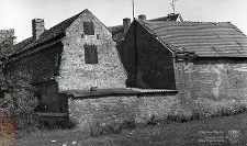 Ulica Dąbrowskiego : zewnętrzny róg starych zabudowań mieszkalno-gospodarczych