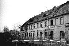 Ulica Pocztowa : piętrowy budynek