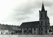 Rynek : dawny kościół ewangelicki oraz widok na pierzeję wschodnią