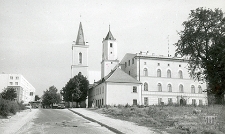 Rynek : ratusz podczas remontu, widok z terenu wyburzonej pierzei południowej
