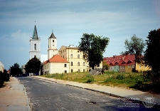 Rynek : widok na kościół, ratusz oraz urząd gminy