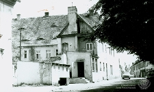 Ulica Gdańska : piętrowy budynek mieszkalny z poddaszem