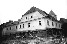 Ulica Górna : stare budynki mieszkalne w trakcie prac budowlanych