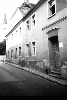 Ulica Górna : frontowa ściana budynku z numerem jeden