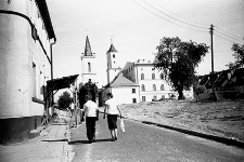 Ulica Górna : widok na ratusz i kościół pw. św. Barbary od ulicy Górnej