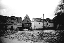 Ulica Górna : stare zabudowania mieszkalno-gospodarcze oraz plac budowy od ulicy Słowiańskiej