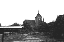 Plac Kościelny : kościół pw. św. Michała Archanioła widziany z placu budowy