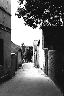 Plac Kościelny : przejście w stronę cmentarza komunalnego od kościoła pw. św. Michała Archanioła