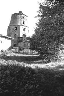 Młyn : brama wjazdowa do młyna