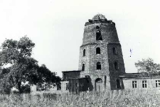 Młyn : wiatrak z parterowymi zabudowaniami z obydwu stron