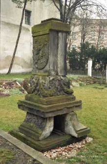 Chojn&oacute;w : rzeźba w zewnętrznej części Muzeum Regionalnego w Chojnowie