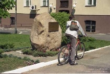 Głogów : kamień z tablicą upamiętniającą ofiary totalitaryzmu