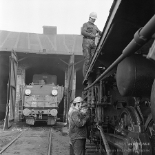 Stacja Miłkowice : pracownicy parowozowni przy pracach technicznych, w tle parowóz na kanale