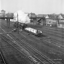 Stacja Miłkowice : parowóz Ty2-60 podczas przetaczania wagonu towarowego z drzewem