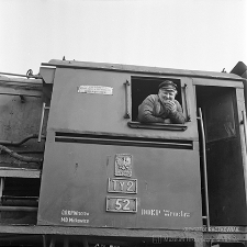 Stacja Miłkowice : maszynista parowozu Ty2-52 w rozmowie z dziennikarzem