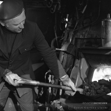 Stacja Miłkowice : palacz parowozu Ty-2 podczas pracy