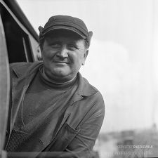 Stacja Miłkowice : maszynista Ty-2 przy obserwacji parowozu