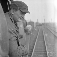 Stacja Miłkowice : maszynista parowozu Ty-2 podczas rozmowy