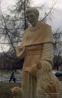 Fragment rzeźby przedstawiającej św. Franciszka z Asyżu