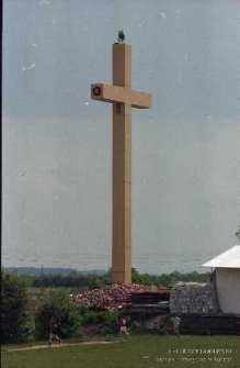 Pozostałości i demontaż ołtarza po wizycie papieża Jana Pawła II