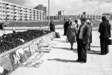 Uliczna sprzedaż obrazów przy Supersamie na osiedlu Przylesie