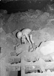 Zakłady Górnicze „Lubin” : górnik podczas pracy na kracie