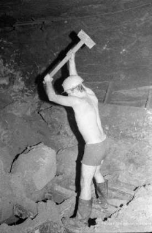 Zakłady Górnicze „Lubin” : górnik podczas rozkruszania skały