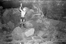 Zakłady Górnicze „Lubin” : górnik podczas rozkruszania skały