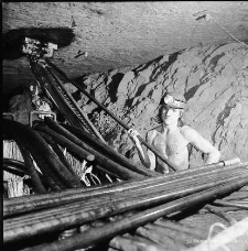 Zakłady Górnicze „Lubin” : górnik podczas pracy na dole kopalni